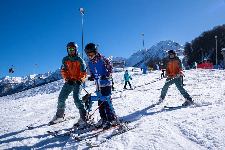 Более 1700 часов занятий по горным лыжам для людей с ограниченными возможностями провели на «Роза Хутор» в зимнем сезоне 2023/2024., фото 2 - круглогодичный курорт «Роза Хутор»